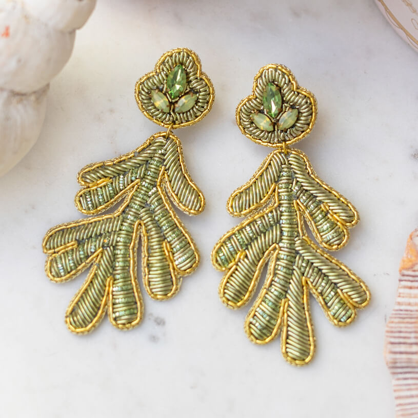 Auffällige SoutacheOhrringe als hellgrüne Koralle