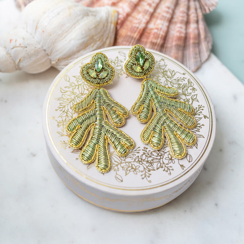 Auffällige SoutacheOhrringe als hellgrüne Koralle