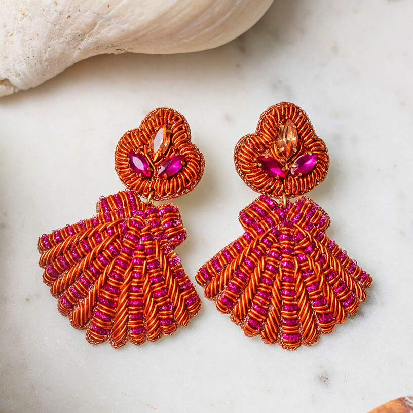 Auffällige SoutacheOhrringe als pink-orange Muschel