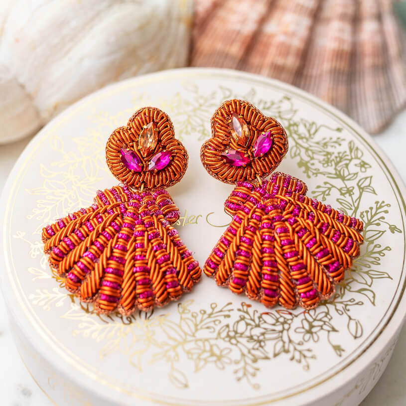 Auffällige SoutacheOhrringe als pink-orange Muschel