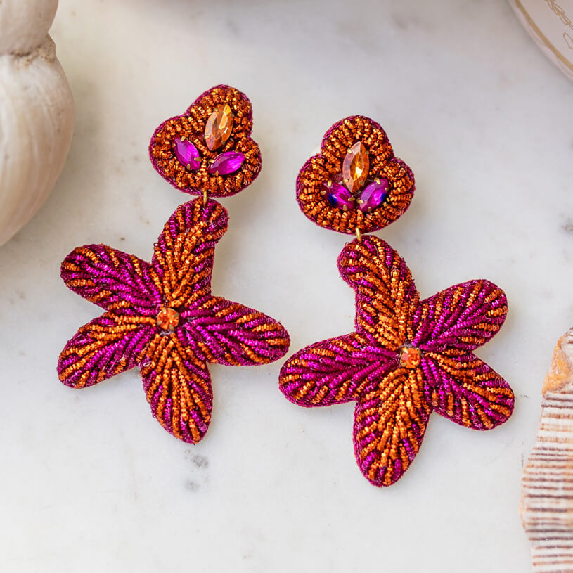 Auffällige SoutacheOhrringe als pink-oranger Seestern