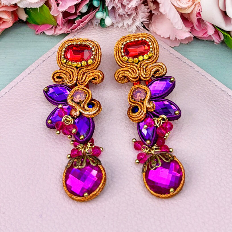 Dekorative Soutache-Ohrstecker in Orange und Pink