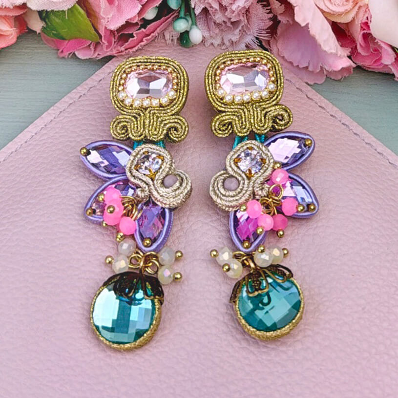 Dekorative Soutache-Ohrstecker in Pastelltönen