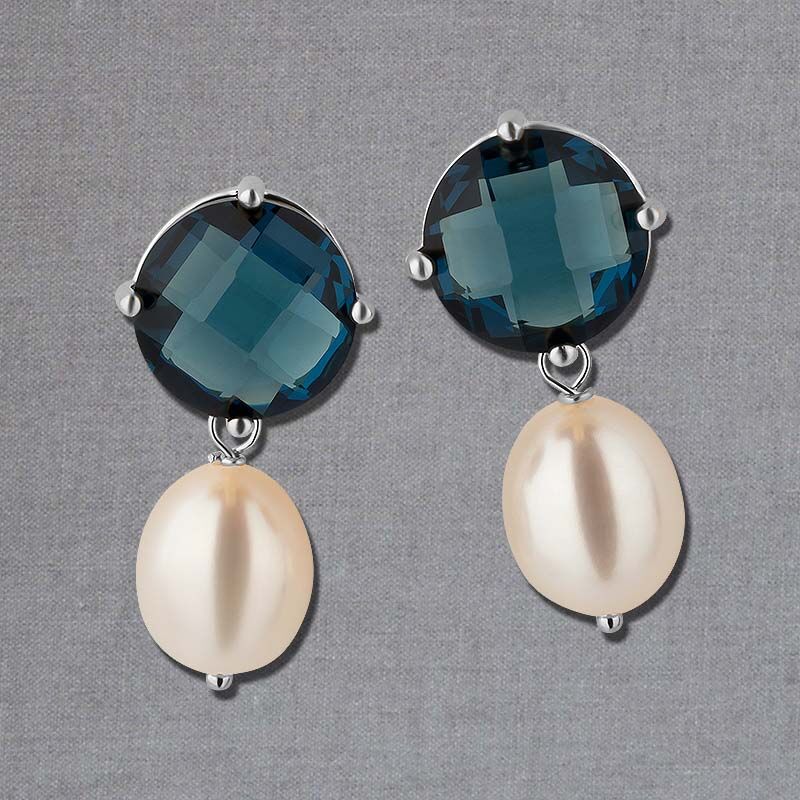 Funkelnde Ohrstecker in Dunkelblau mit edler Süßwasserperle in Silberfarben von Janne v. d. Heide