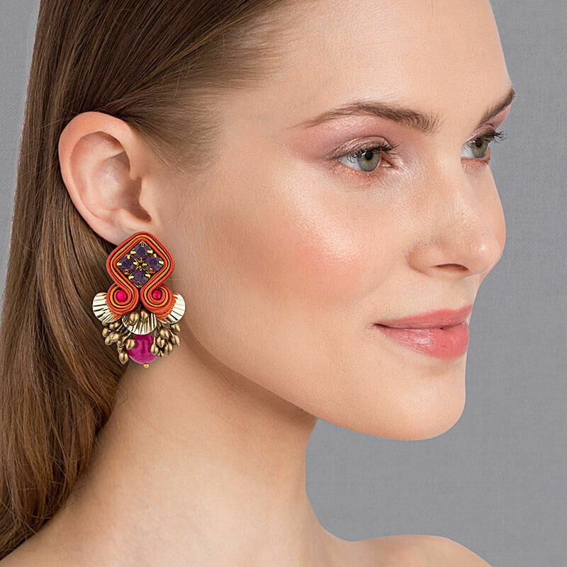 Schöne Soutache-Ohrstecker in Orange, Gold mit rosafarbenen Tropfen