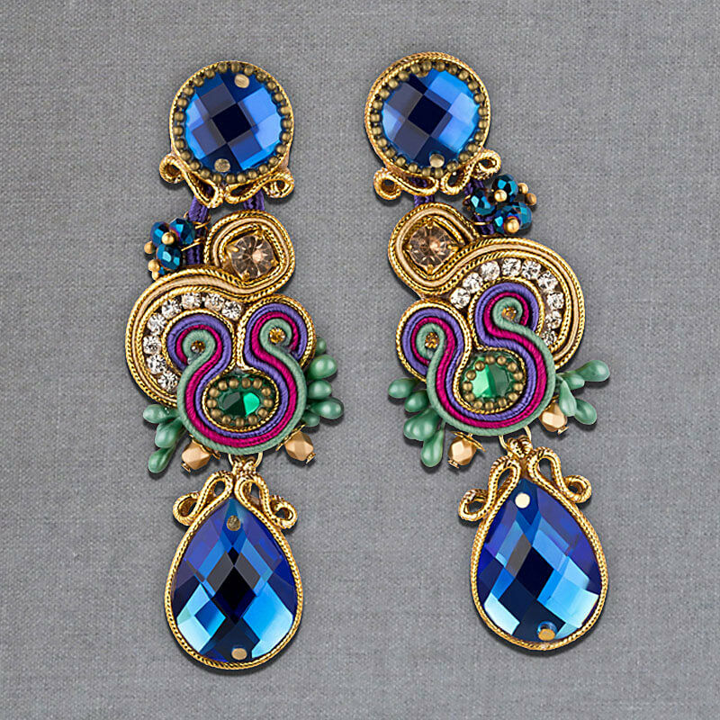 Schimmernde Soutache Ohrstecker mit seidigen Bändern in Gold und funkelnden Tropfen in Blau