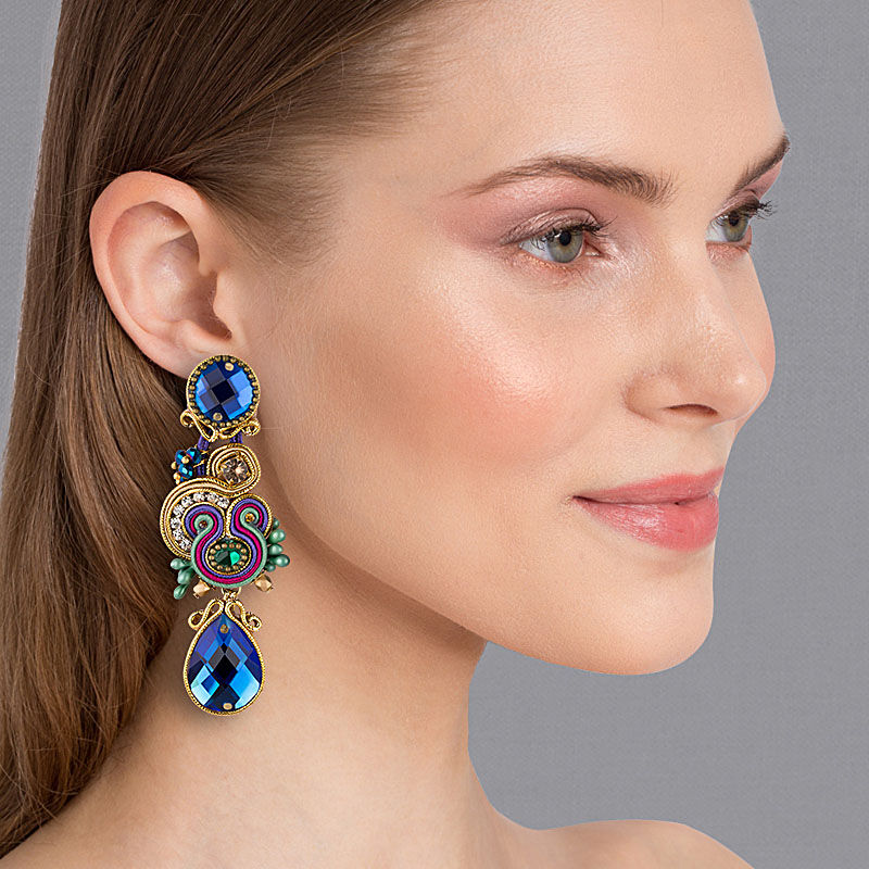 Schimmernde Soutache Ohrstecker mit seidigen Bändern in Gold und funkelnden Tropfen in Blau