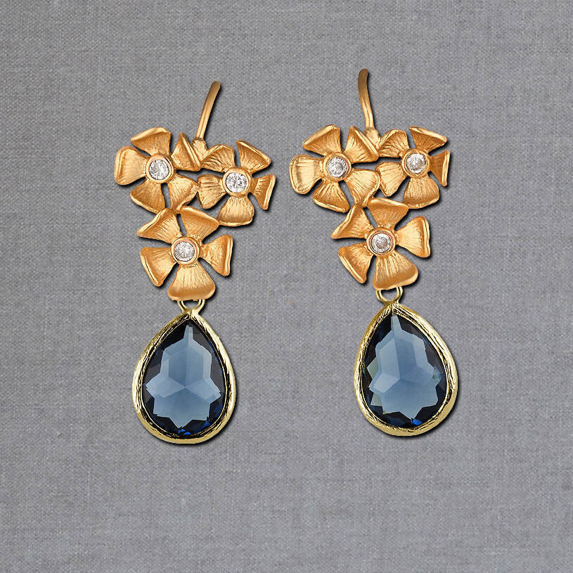 Vergoldete Ohrhänger mit drei Blüten und kleinen Tropfen in Nachtblau