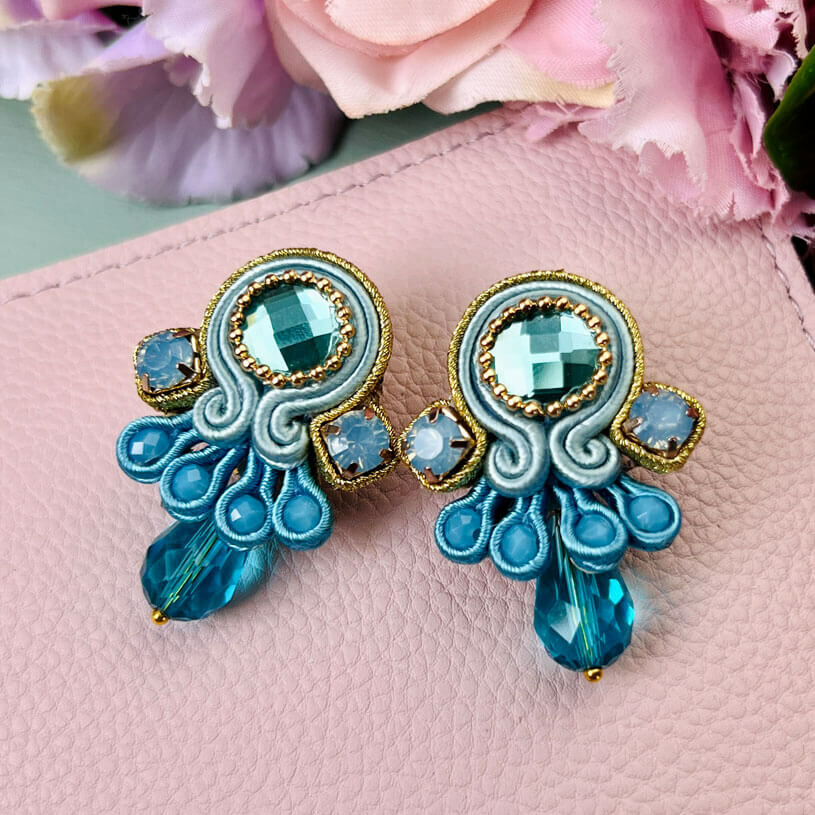 Funkelnde Soutache-Ohrstecker in Türkis