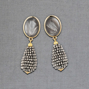 Graue Ohrstecker mit glitzerndem grauen Tropfen von AmuseToi