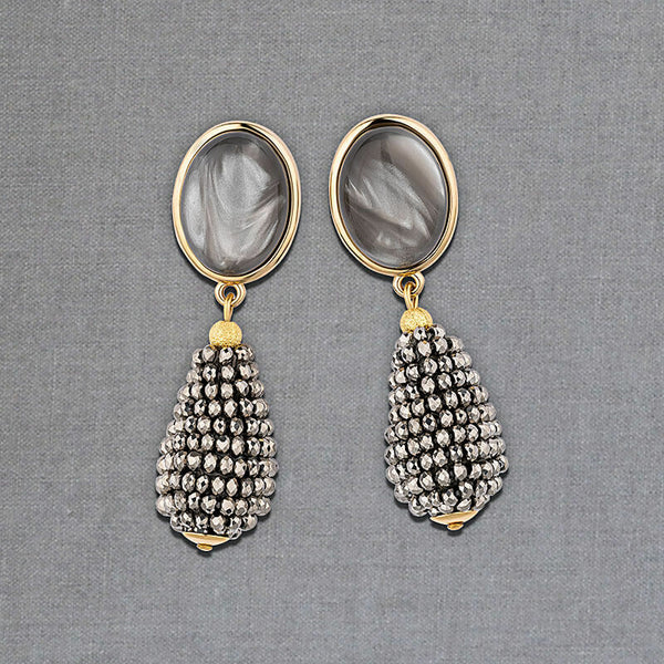 Graue Ohrstecker mit glitzerndem grauen Tropfen von AmuseToi