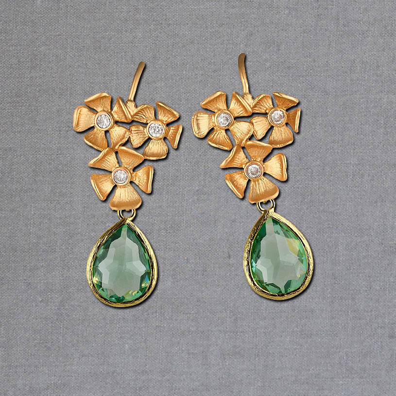Vergoldete Ohrhänger mit drei Blüten und kleinen Tropfen in Lindgrün
