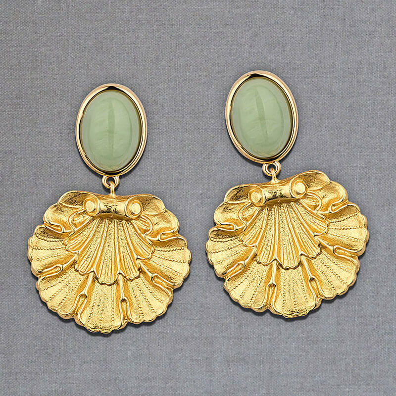 Vergoldete Ohrstecker in Jadegrün mit vergoldetem Muschelornament von AmuseToi