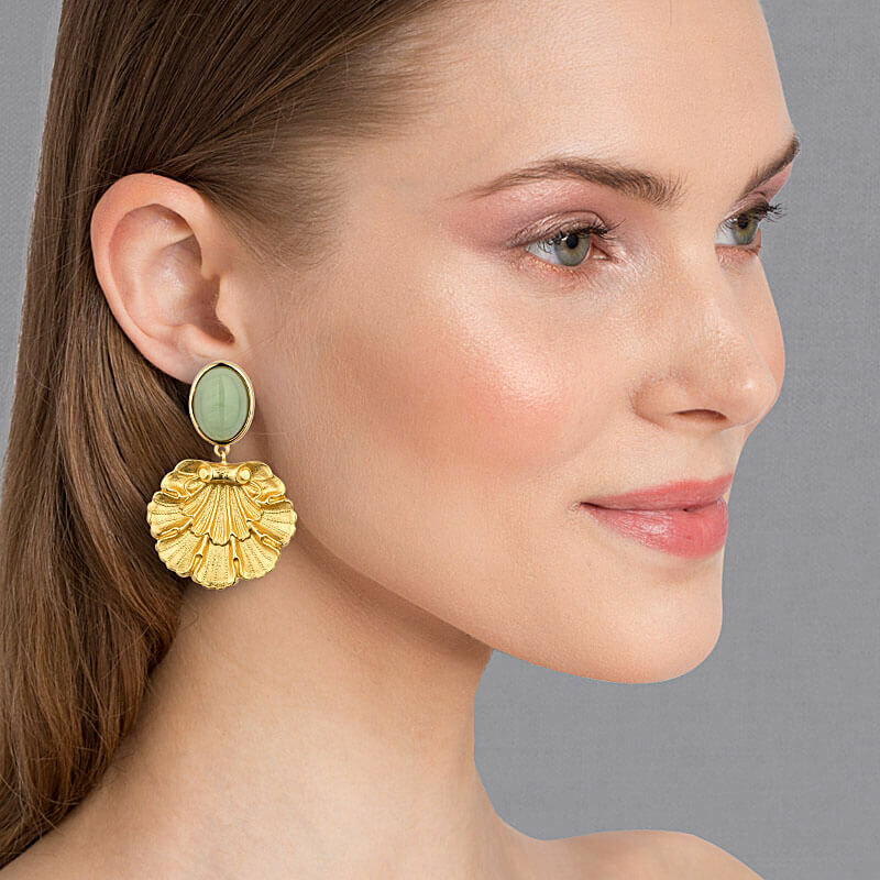 Vergoldete Ohrstecker in Jadegrün mit vergoldetem Muschelornament von AmuseToi