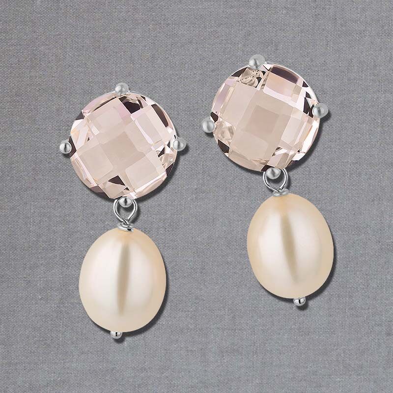 Funkelnde Ohrstecker in Hellrosa mit edler Süßwasserperle in Silberfarben von Janne v. d. Heide