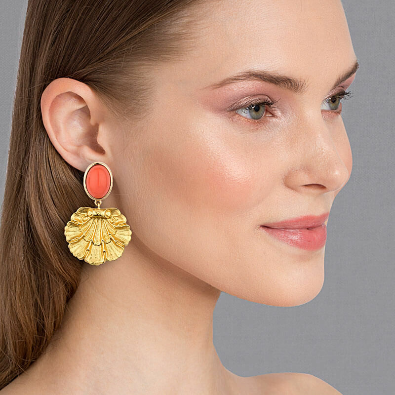 Vergoldete Ohrstecker in Korallenrot mit Muschel-Ornament von AmuseToi