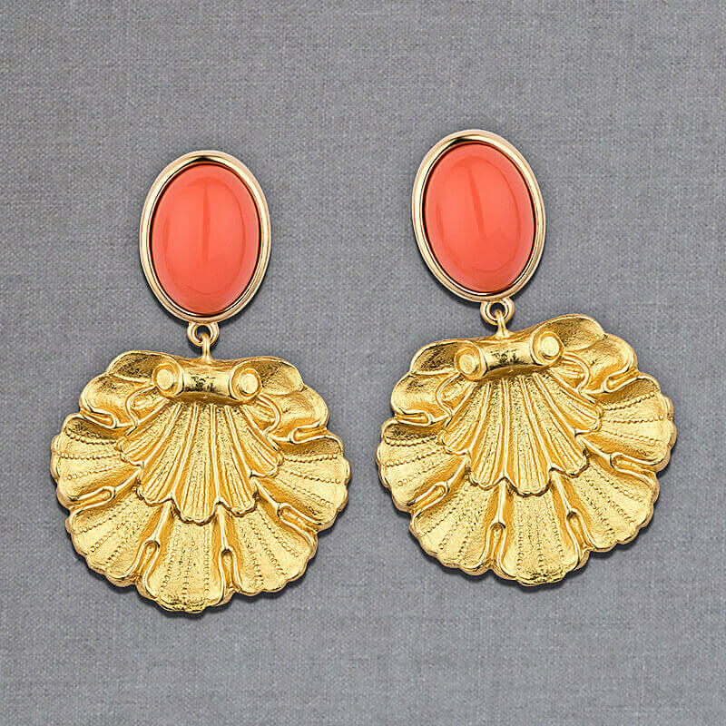 Vergoldete Ohrstecker in Korallenrot mit Muschel-Ornament von AmuseToi