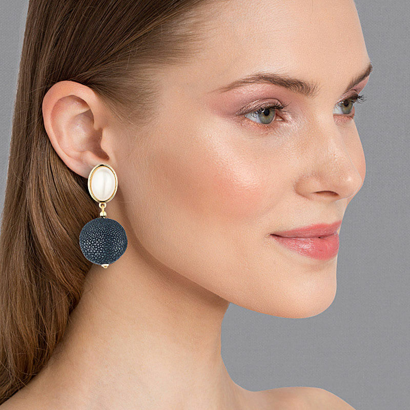 Vergoldete Ohrclips in Perlmuttfarben mit dunkelblauem Anhänger aus Rochenhaut
