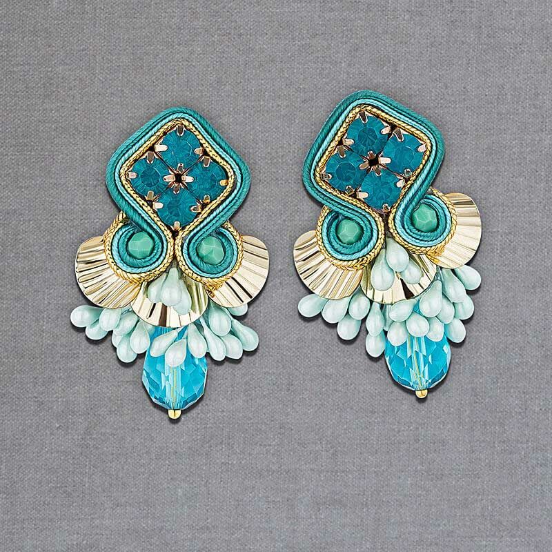Schöne Soutache-Ohrstecker in Türkis und Gold