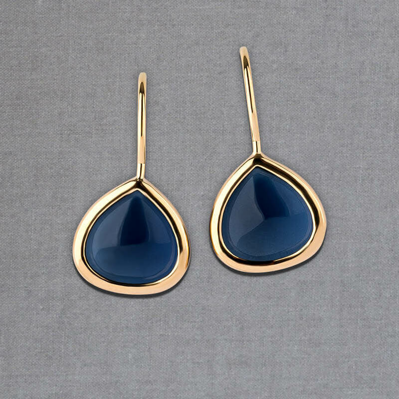 Vergoldete Ohrhänger mit tropfenförmigen funkelnden Kristallen in Dunkelblau von Janne v. d. Heide