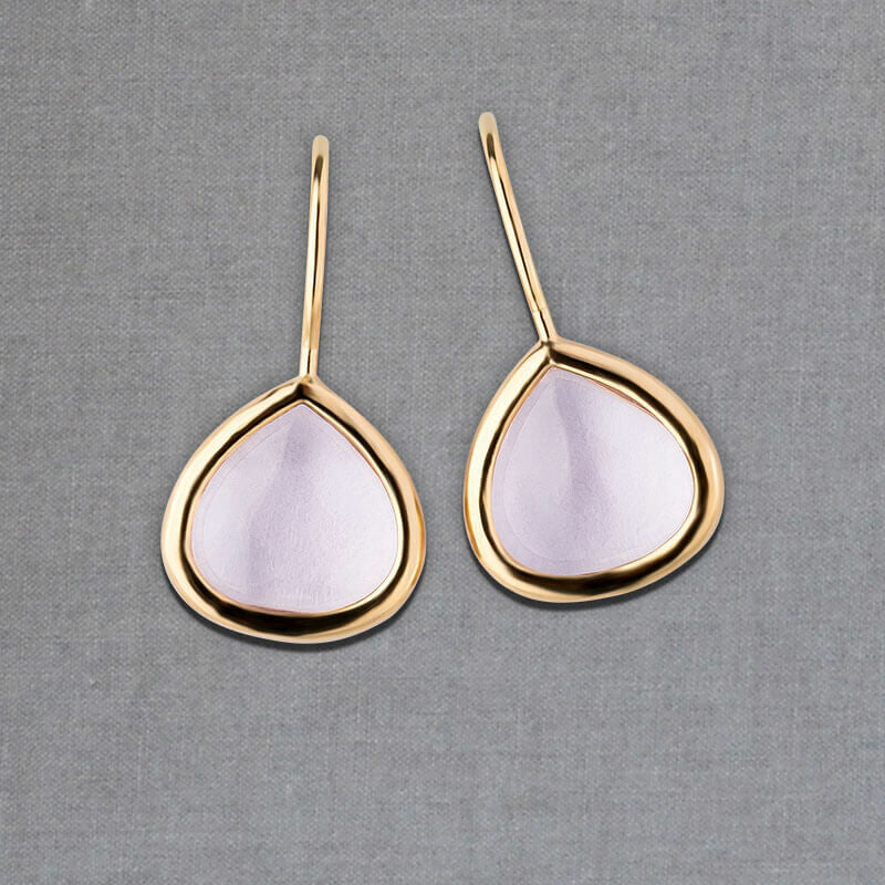 Vergoldete Ohrhänger mit tropfenförmigen funkelnden Kristallen in Rosa von Janne v. d. Heide