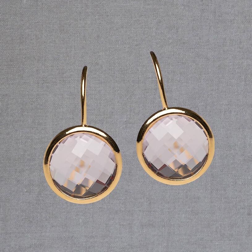 Vergoldete Ohrhänger mit rundem funkelnden Kristall in Rosa von Janne v. d. Heide