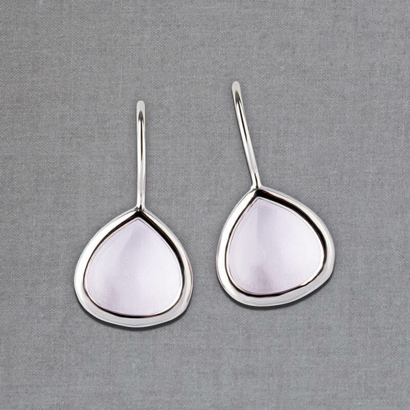 Silberfarbene Ohrhänger mit tropfenförmigen funkelnden Kristallen in Rosa von Janne v. d. Heide