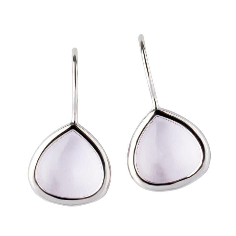 Silberfarbene Ohrhänger mit tropfenförmigen funkelnden Kristallen in Rosa von Janne v. d. Heide