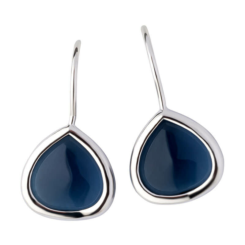 Silberfarbene Ohrhänger mit tropfenförmigen funkelnden Kristallen in Dunkelblau  von Janne v. d. Heide