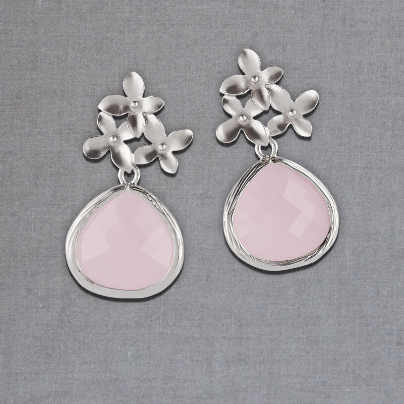 Silberfarbener Blütenstecker mit facettiertem Tropfen in Zartrosa von Janne von der Heide