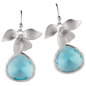 Silberfarbener Ohrhänger und vierblättrige Blüte mit Tropfen in Aquamarin von Janne von der Heide