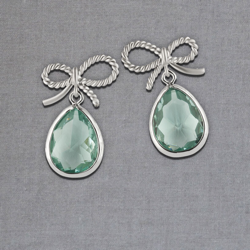 Silberfarbener Schleifchenstecker mit kleinem facettiertem Tropfen in Lindgrün von Janne von der Hei