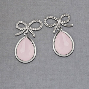Silberner Schleifchenstecker mit kleinem facettiertem Tropfen in Zartrosa von Janne von der Heide