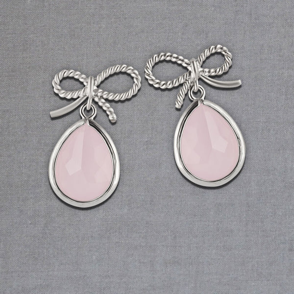Silberner Schleifchenstecker mit kleinem facettiertem Tropfen in Zartrosa von Janne von der Heide