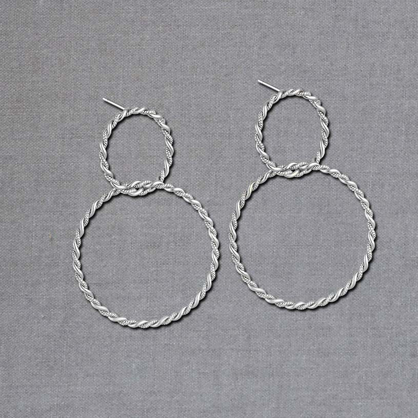 Rhodinierte Ohrstecker aus zwei verschlungenen Ringen in Seiloptik