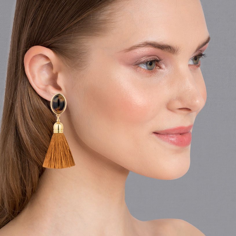 Vergoldete Ohrstecker in Schildpattfarben mit edlen goldbraunen Quasten