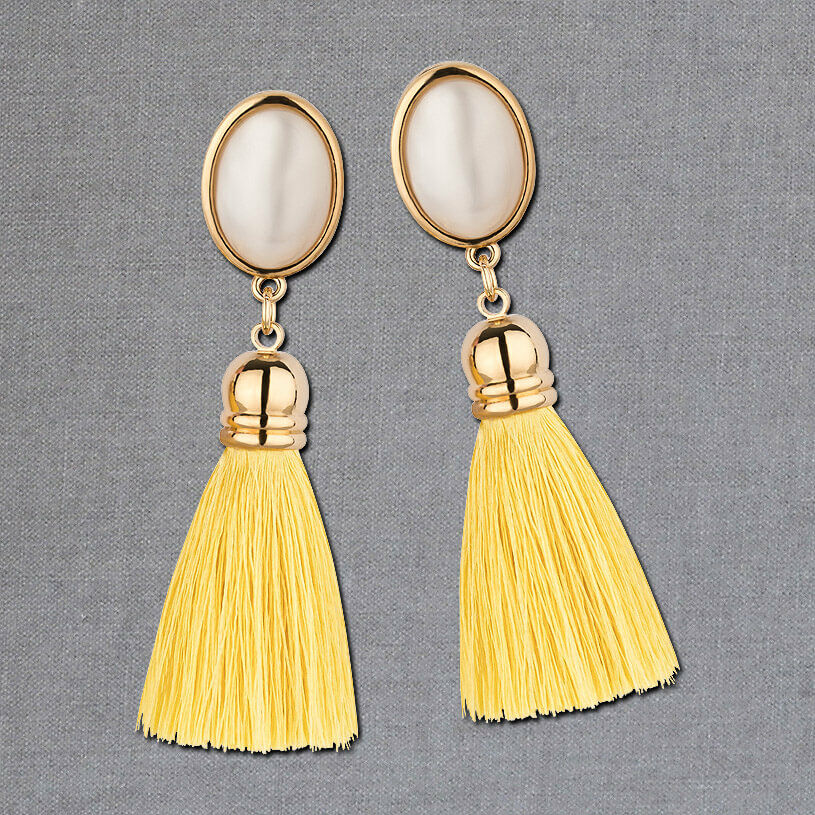 Vergoldete Ohrstecker in Perlmuttfarben mit schönen sonnengelben Quasten von AmuseToi