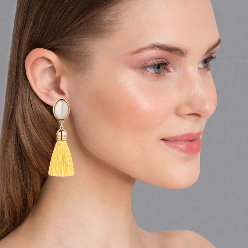 Vergoldete Ohrstecker in Perlmuttfarben mit schönen sonnengelben Quasten von AmuseToi