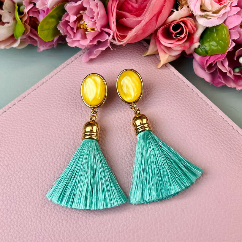 Gelbe vergoldete Ohrstecker mit Quaste in Türkis von AmuseToi