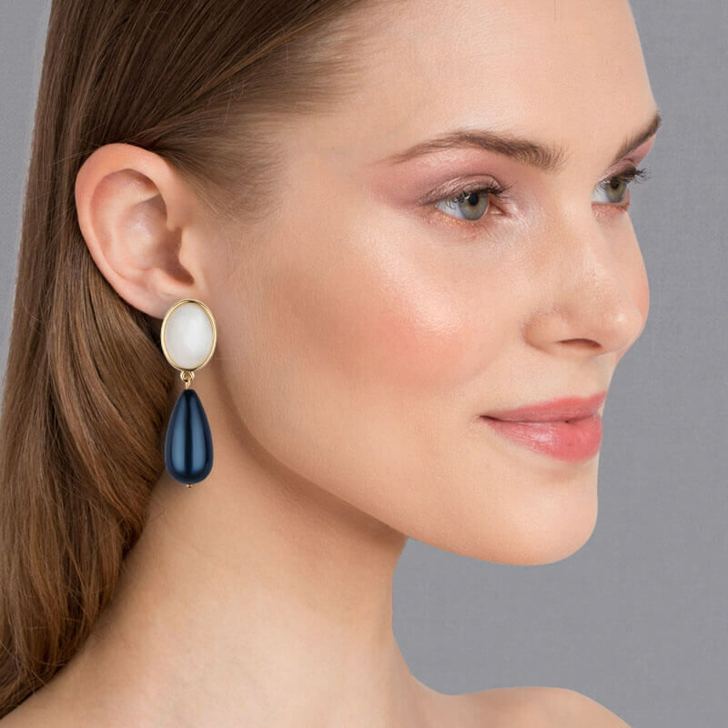 Schöne Tropfen Ohrringe in Perlmuttfarben und Dunkelblau von AmuseToi