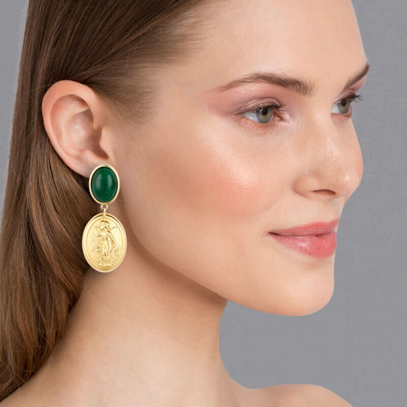 Dunkelgrüner Ohrringe als Ohrclips mit Putte auf vergoldetem Oval von AmuseToi