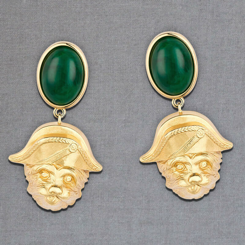 Dunkelgrüner Ohrstecker mit vergoldetem Hund von AmuseToi
