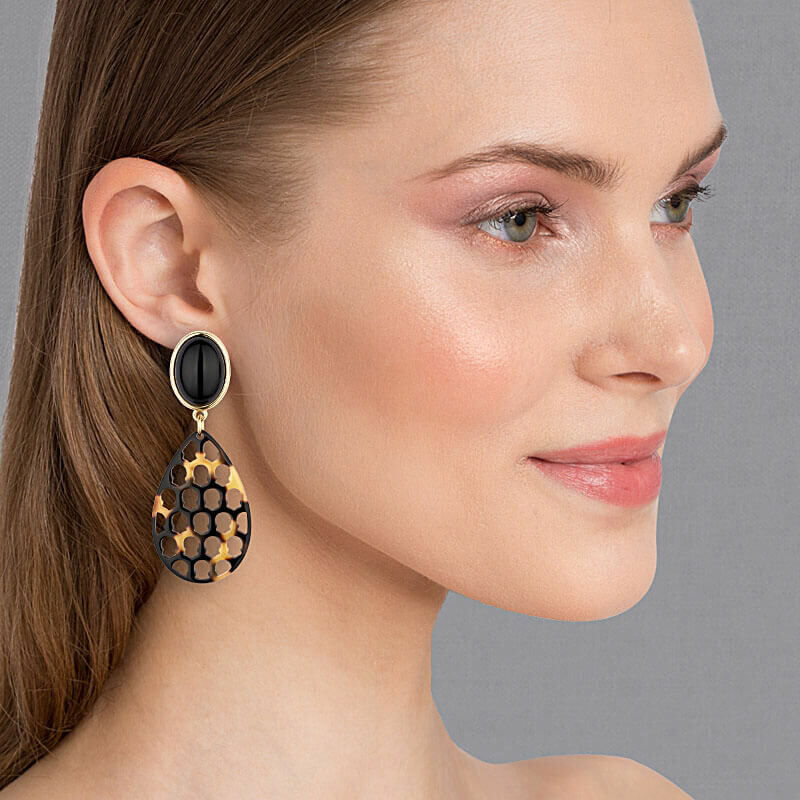 Schwarze Ohrringe San Marco als Ohrstecker mit schildpattfarbenem Tropfen von AmuseToi