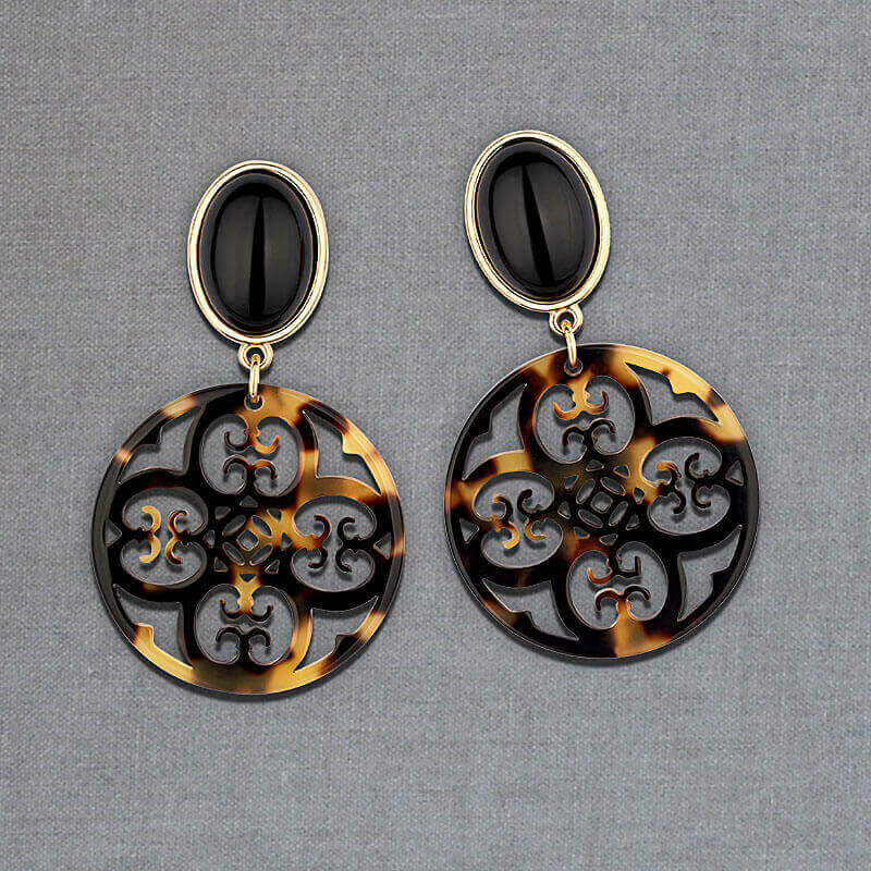 Schwarze Ohrringe Papadopoli als Ohrstecker mit schildpattfarbenem Ornament von AmuseToi