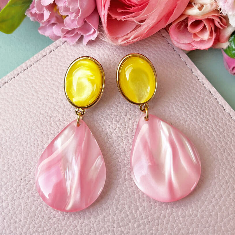 Gelbe Ohrstecker mit Tropfen in Hellrosa von AmuseToi