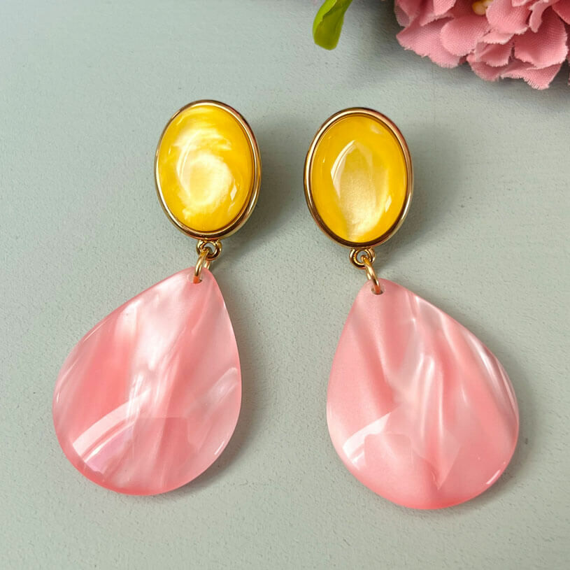 Gelbe Ohrstecker mit Tropfen in Hellrosa von AmuseToi