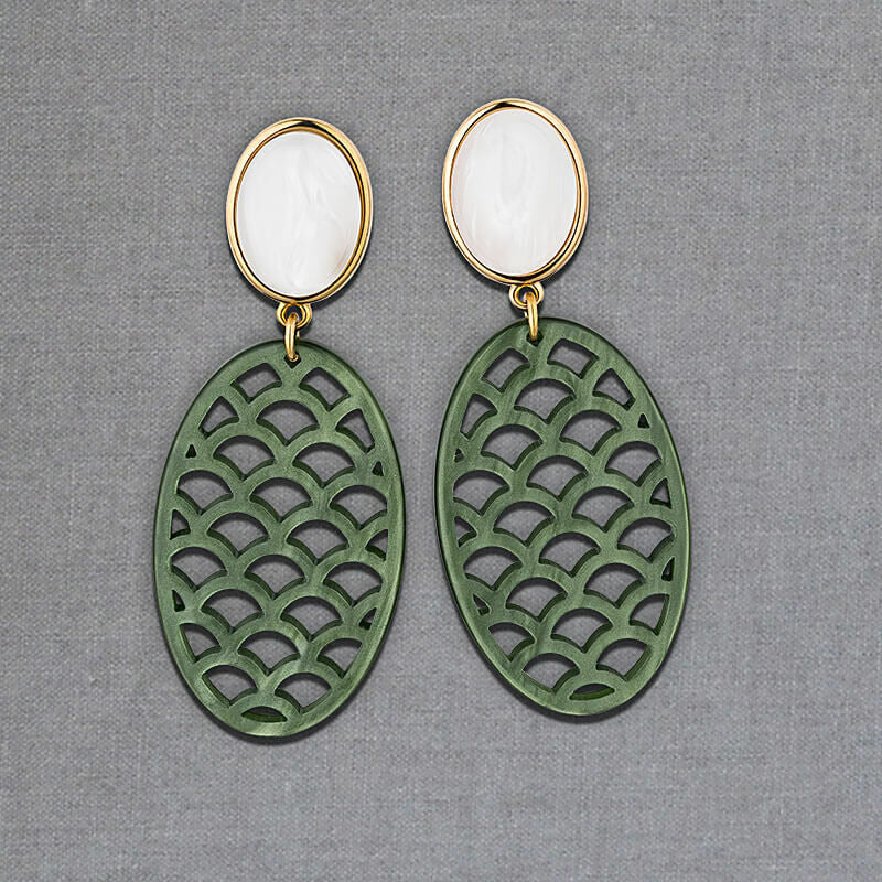 Vergoldete Ohrstecker in Perlmutt mit Oval in Silbergrün