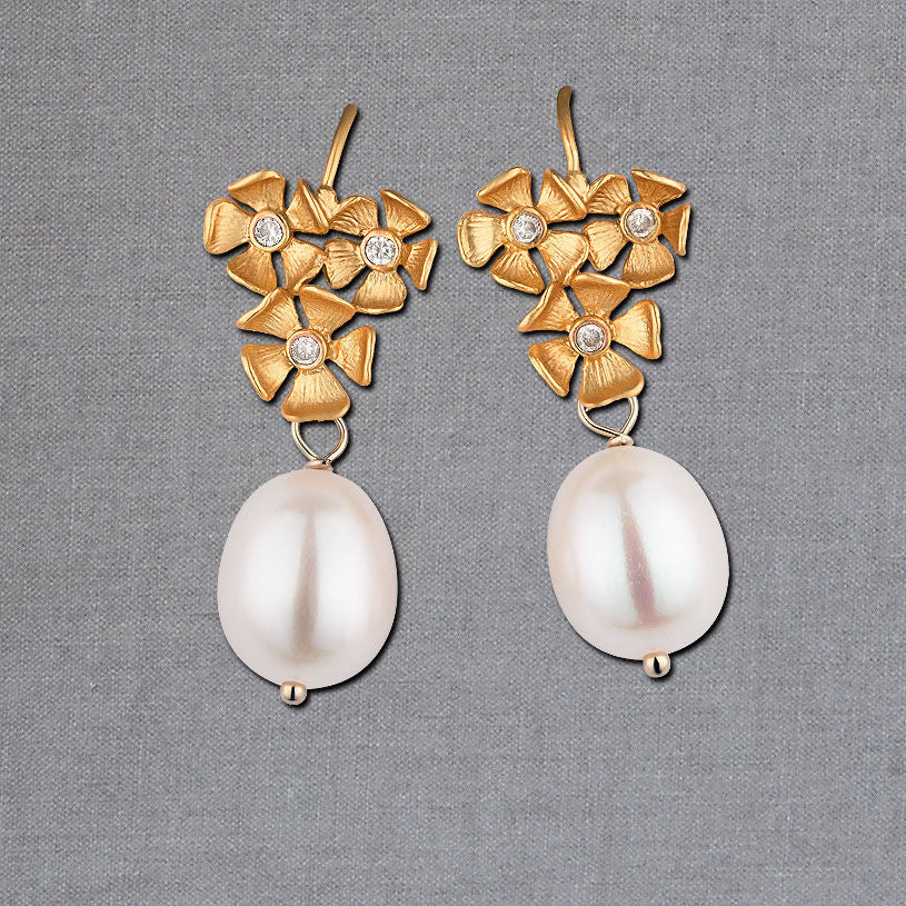 Vergoldete Ohrhänger mit drei Blüten und edler Süßwasserperle