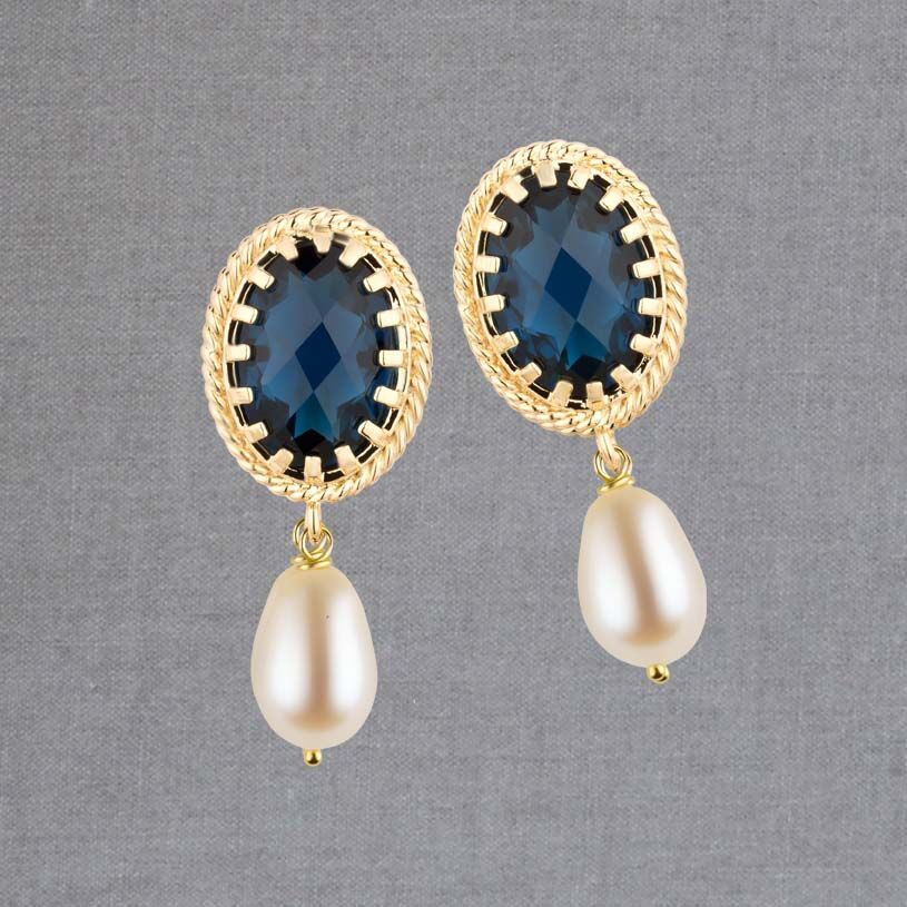 Funkelnde Ohrstecker in Dunkelblau mit edler Süßwasserperle