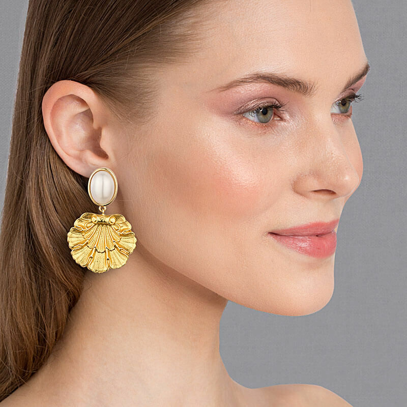 Vergoldete Ohrstecker in Perlmuttfarben mit goldenem Muschelornament von AmuseToi